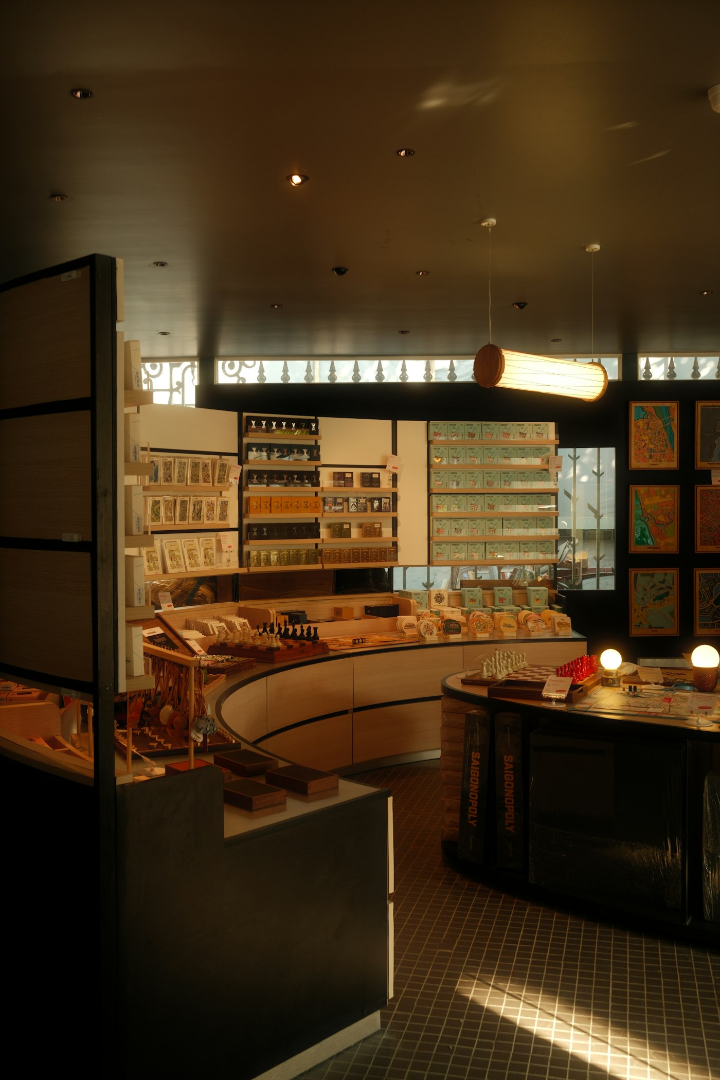 Intérieur clair et soigné de la pharmacie de Borgo