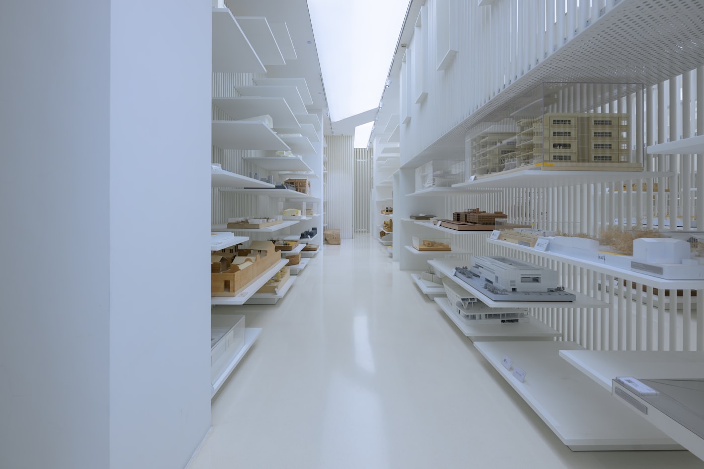 Allée lumineuse et ordonnée de la pharmacie